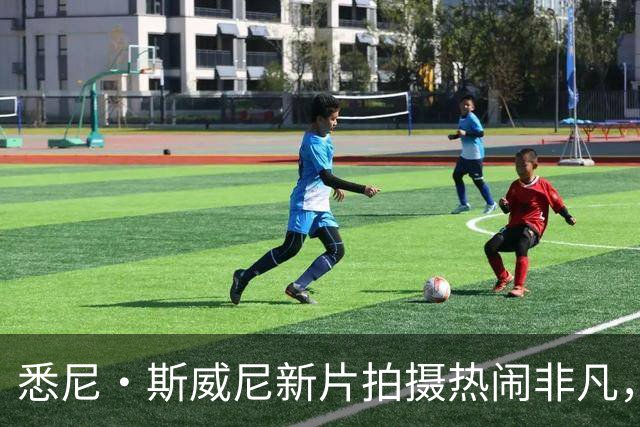 悉尼·斯威尼新片拍摄热闹非凡，与男友一起现身
